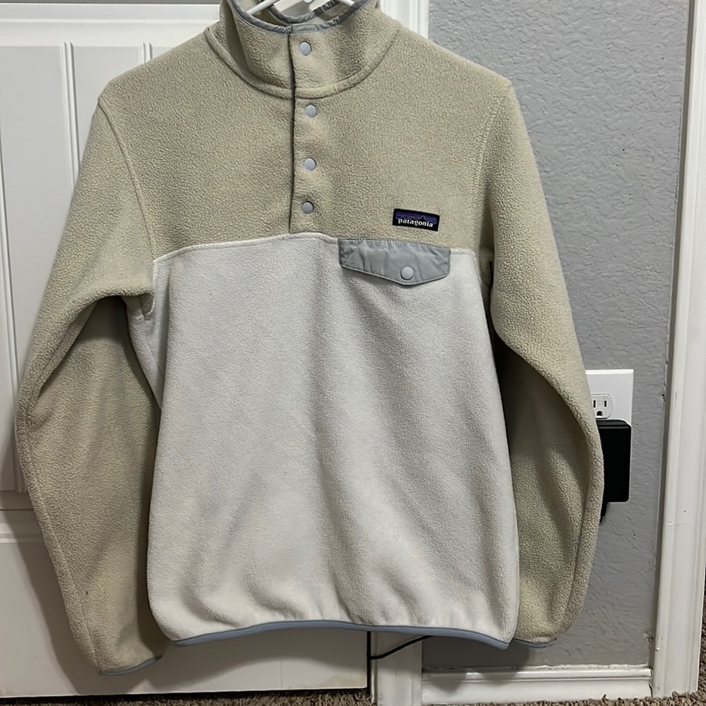 patagonia pullover in size small